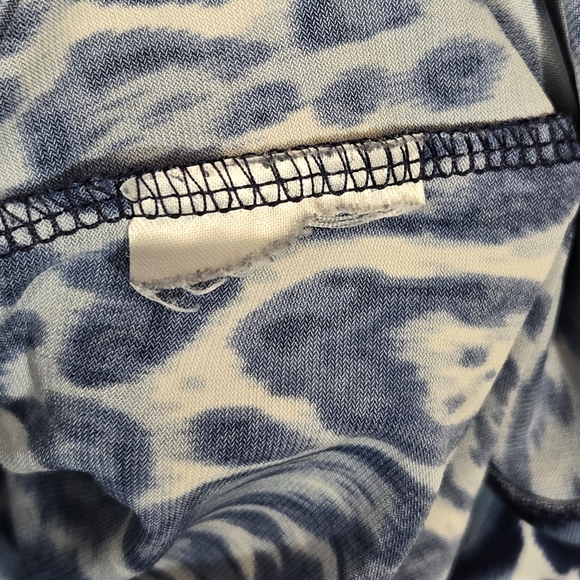 Belle Kim Gravel Blue Stretch Long Sleeve Animal Print Top Size Medium - Picture 10 of 11